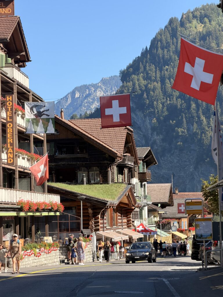 لاوتربرونن Lauterbrunnen: دليل وادي الـ72 شلال شلال شتاوباخ في لاوتربرونن