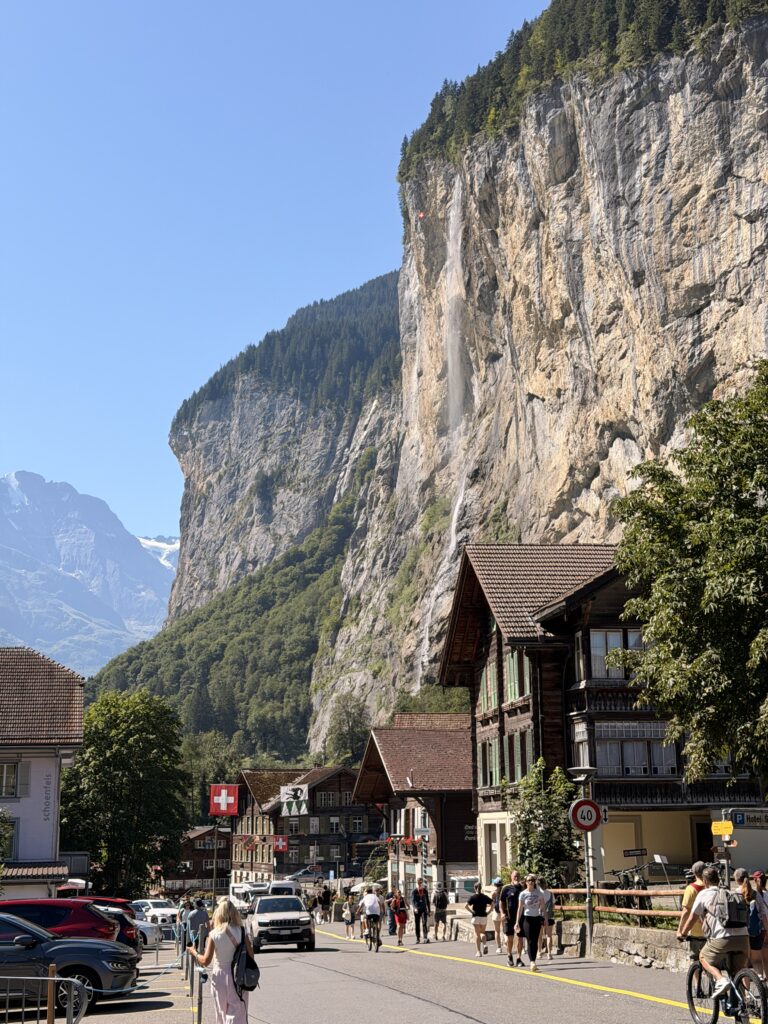 لاوتربرونن Lauterbrunnen: دليل وادي الـ72 شلال جبال الألب حول لاوتربرونن