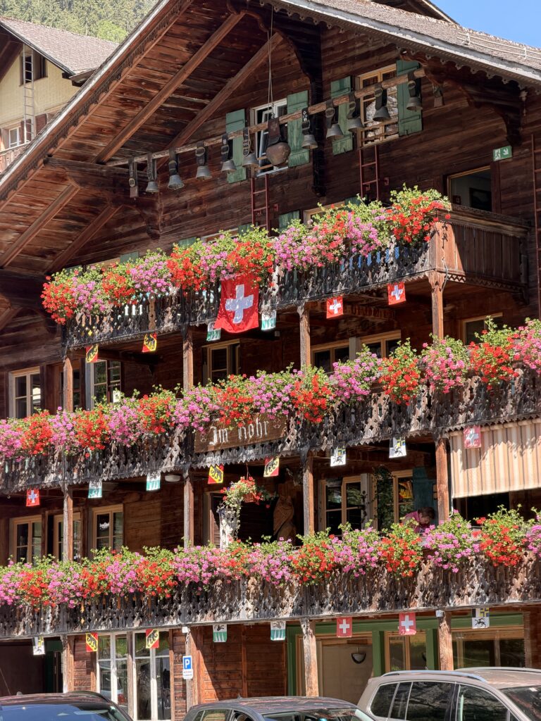 لاوتربرونن Lauterbrunnen: دليل وادي الـ72 شلال وادي لاوتربرونن والشلالات في سويسرا
