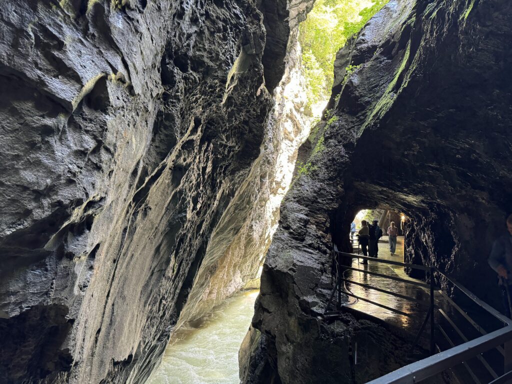 مضيق آريشلوخت Aareschlucht: دليل الزيارة قرب ميرينجن 2024 07 04 15 02 img 3637