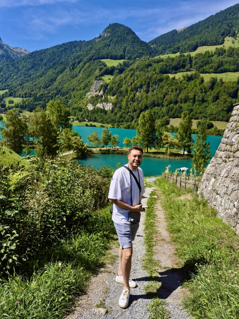 بحيرة لونغرن Lungernsee: دليل الزيارة وأجمل الإطلالات img 5815